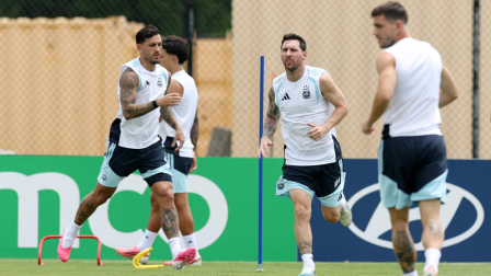 Universidad Estatal de Kennesaw, Kennesaw, Georgia, EE. UU. - 6 de julio de 2026. Lionel Messi y Leandro Paredes, de Argentina, durante el entrenamiento.