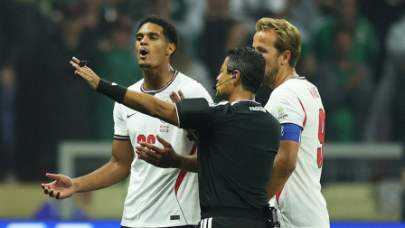 Jarell Quansah, jugador de Inglaterra, fue expulsado en el partido ante México.