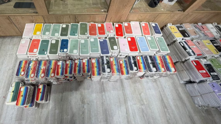 Incautan más de USD 34.000 en accesorios para celulares con presuntas marcas falsificadas en Quito.