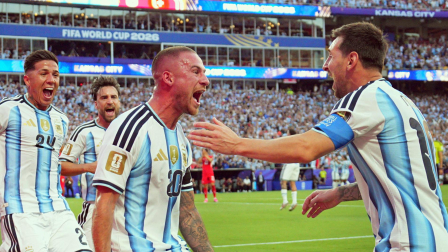 Estadio de Kansas City, Kansas City, Misuri, EE. UU. - 11 de julio de 2026. Alexis Mac Allister, de Argentina, celebra tras marcar el primer gol junto a Lionel Messi y Enzo Fernández.