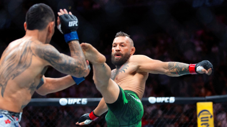 Conor McGregor (derecha) intenta una patada voladora al inicio de su combate contra Max Holloway durante el evento UFC 329 en el T-Mobile Arena. Crédito obligatorio: Mark J.
