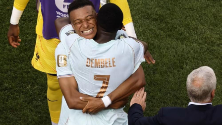 Ousmane Dembélé y Kylian Mbappe se abrazan tras el 2-0 a Marruecos.