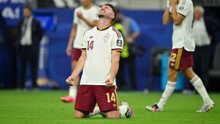 Aymeric Laporte, de España, celebra tras el partido después de que España se clasificara para la final de la Copa Mundial.