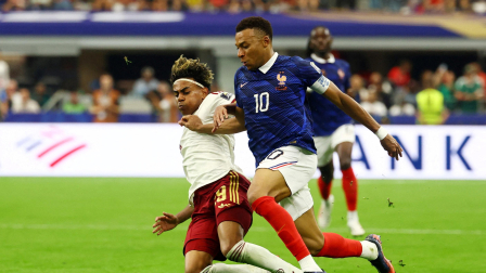 Kylian Mbappé de Francia en acción con Lamine Yamal de España.
