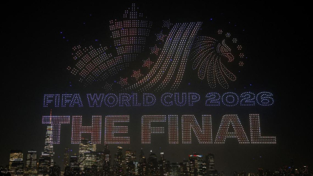 Vista general de un espectáculo de drones sobre el puerto de Nueva York que muestra el mensaje "FIFA World Cup 2026 The Final" (Final de la Copa Mundial de la FIFA 2026)