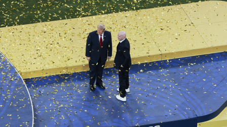 El presidente de EE. UU., Donald Trump, y el presidente de la FIFA, Gianni Infantino, durante la entrega del trofeo.