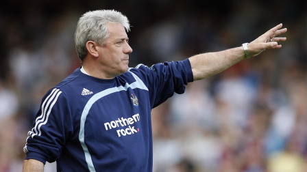 El entrenador inglés del Newcastle, Kevin Keegan, hace un gesto durante el partido de la Premier League contra el West Ham en Upton Park, al este de Londres, el 26 de abril de 2008.
