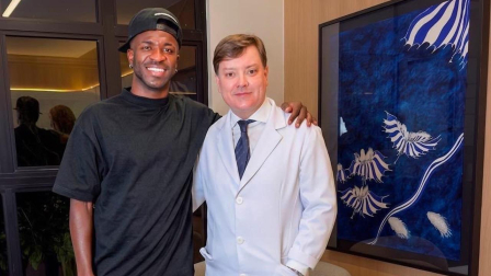 Vinicius Junior junto al dermatólogo Alessandro Alarcão en una clínica en Brasil.