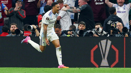 Morgan Rogers del Aston Villa celebra el tercer gol de su equipo.