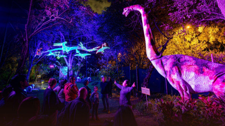 El Jardín Botánico presenta una exposición nocturna con dinosaurios en movimiento.
