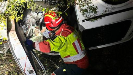 Una persona quedó atrapada tras caer un vehículo a una quebrada en Alangasí.