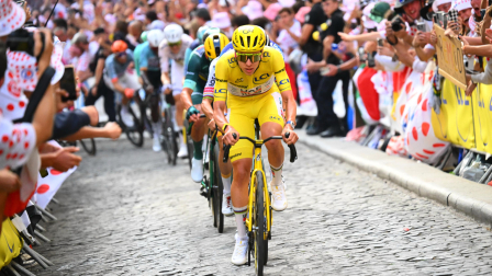 Tour de Francia - Etapa 21 - París, Francia - 26 de julio de 2026. Tadej Pogacar, del equipo UAE Team Emirates, vistiendo el maillot amarillo en acción durante la etapa 21.