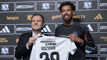 El portero de Cabo Verde, Vozinha (derecha), sostiene su uniforme junto a Aníbal Mosa, presidente de Blanco y Negro S.A. —la empresa que administra el club de fútbol Colo-Colo.