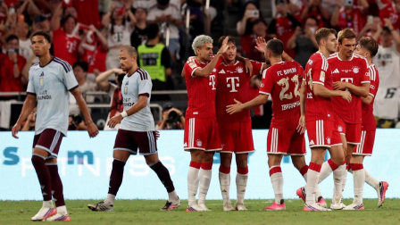 Luis Díaz (centro), del Bayern de Múnich, celebra con sus compañeros tras marcar un gol durante el partido de fútbol entre el Aston Villa y el Bayern de Múnich en el estadio Kai Tak de Hong Kong, el 7 de agosto de 2026.