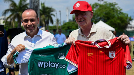El alcalde de Cali, Alejandro Eder, entrega al presidente de la FIFA, Gianni Infantino, las camisetas de los equipos de fútbol Deportivo Cali (izq.) y América de Cali durante una visita a un complejo deportivo en Cali, Colombia, el 7 de agosto de 2026.