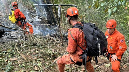 Miembros del Departamento de Bomberos de Río de Janeiro trabajan tras la caída de un helicóptero, que causó la muerte de cuatro personas, en el Parque Nacional de Tijuca, en Río de Janeiro, Brasil.