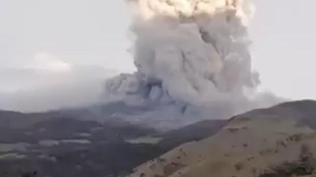 Este lunes se registra emisión de ceniza y gases en el volcán Puracé, en Colombia.