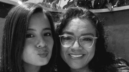 Elizabet Nuñez, junto a su madre Giomara Núñez, quien falleció en un siniestro de tránsito este miércoles.