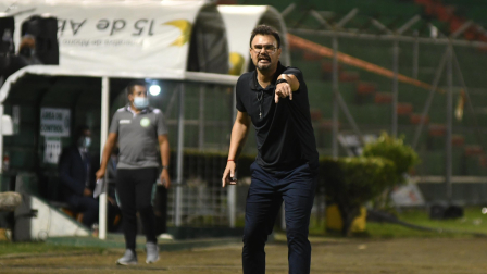 Pablo Trobbiani, el nuevo entrenador de Barcelona, debutará en el ídolo.