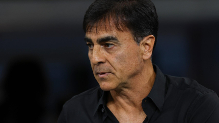 El entrenador argentino del Gremio, Gustavo Quinteros, observa antes del partido de la fase de grupos de la Copa Sudamericana