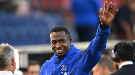 El ecuatoriano Willian Pacho antes de un partido con el PSG.