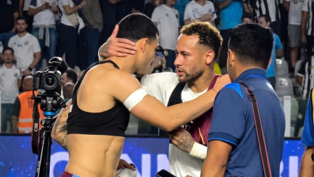 Los jugadores de Macará se tomaron fotos con Neymar