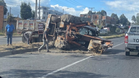 Una excavadora se volcó en el carril izquierdo de la av, Simón Bolívar, sector La Argelia.