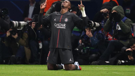 Willian Pacho festeja la victoria con el PSG.