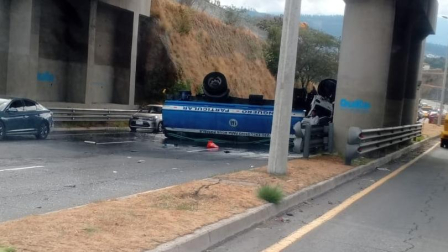 Un tanquero se volcó en la Ruta Viva la tarde de este lunes 17 de agosto de 2026.