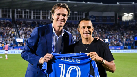El presidente y director ejecutivo del CF Montréal, Gabriel Gervais, entrega a Alexis Sánchez (n.º 10) su camiseta durante el descanso del partido de la MLS entre el CF Montréal y el D.C. United en el estadio Saputo, el 15 de agosto de 2026, en Montreal, Quebec, Canadá.