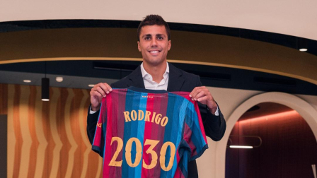 Rodri Hernández fima contrato con el FC Barcelona hasta 2030.
