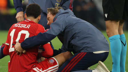 El centrocampista alemán del Bayern de Múnich, Jamal Musiala, recibe atención médica.