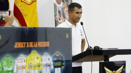 El ciclista ecuatoriano Jhonatan Narváez en rueda de prensa por la Vuelta Ciclística al Ecuador 2026.