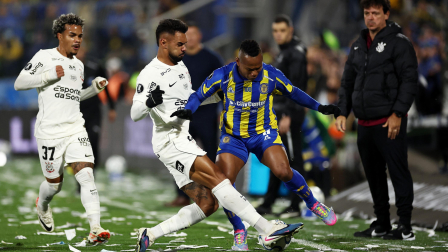 Ronda de 16 - primera pierna - Rosario Central contra Corinthians - Estadio Gigante de Arroyito, Rosario, Argentina - 13 de agosto de 2026 Jaminton Campaz de Rosario Central en acción con Raniele