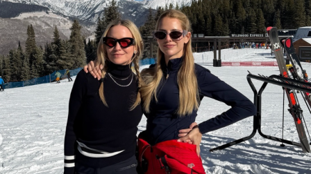 Stephany Hollihan y Lavinia Valbonesi posan juntas en unas vacaciones en la nieve.