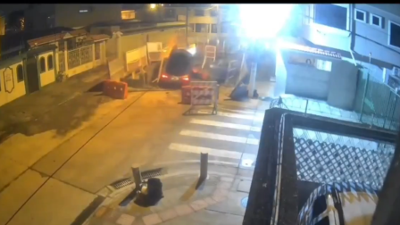 Cámaras de seguridad captaron el impacto de un vehículo con materiales de una obra pública en La Alborada.