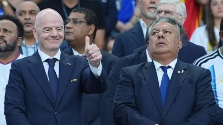 Gianni Infantino y Claudio Tapia en un partido del Mundial.