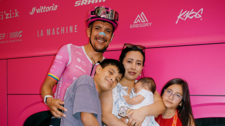 La familia del ciclista ecuatoriano Richard Carapaz lo alentó antes de la cuarta etapa de la Vuelta a España.
