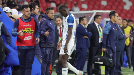 Janner Corozo, jugador de Liga de Quito, salió expulsado ante Emelec.