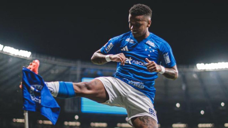 El ecuatoriano Keny Arroyo festeja el gol con Cruzeiro en la Copa de Brasil.