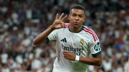 El delantero francés del Real Madrid, Kylian Mbappé (n.º 10), celebra haber marcado un *hat-trick* y el cuarto gol de su equipo durante el partido de la liga española de fútbol entre el Real Madrid CF y la Real Sociedad en el estadio Santiago Bernabéu de Madrid,