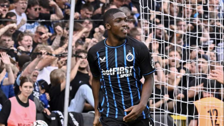 Joel Ordóñez festeja con la camiseta del Club Brujas.