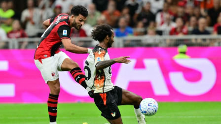 El delantero portugués del AC Milan, Gonçalo Ramos (n.º 9), marca el primer gol de su equipo durante el partido de la Serie A italiana de fútbol entre el AC Milan y el Venezia FC en el estadio de San Siro, en Milán (norte de Italia), el 28 de agosto de 2026.