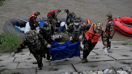 Personal del ejército nepalí transporta los cuerpos de las víctimas fallecidas durante una operación de búsqueda a lo largo del río Narayani en Bharatpur, en el distrito de Chitwan, Nepal.