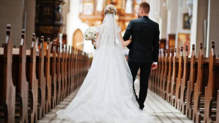 Pareja ingresa a la iglesia para contraer matrimonio.