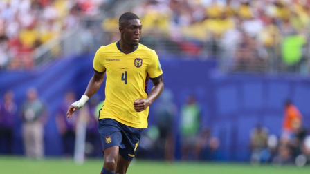 Joel Ordóñez en un partido con Ecuador en el Mundial 2026.
