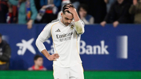 Raúl Asencio jugador del Real Madrid se lamenta al salir de la cancha.