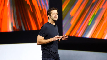 John Ternus durante un evento de Apple.