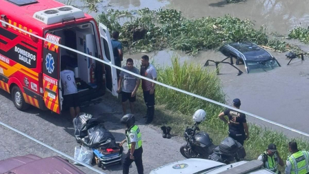 Un hombre de 68 años falleció al caer con su vehículo a un canal en Samborondón.