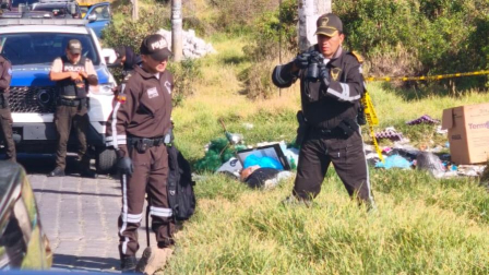 Efectivos de Medicina Legal realizan pericias en el sector de San Martín, sur de Quito, donde se encontraron dos cuerpos.